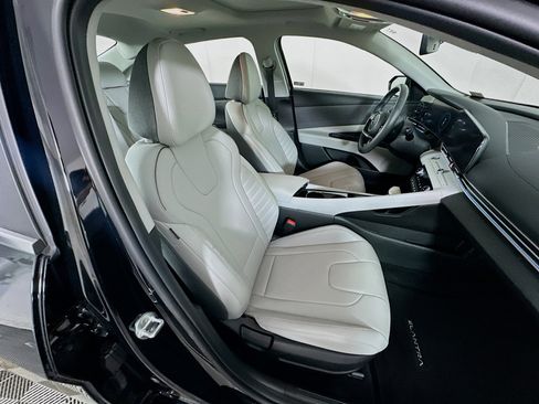 Used 2023 Hyundai Elantra Limited image 29