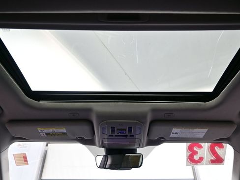 Used 2023 Toyota Highlander XLE FWD image 19