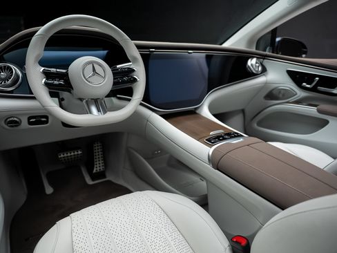 Used 2022 Mercedes-Benz EQS 580 4MATIC Sedan image 2