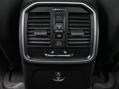 Used 2026 Porsche Macan AWD/4WD image 8
