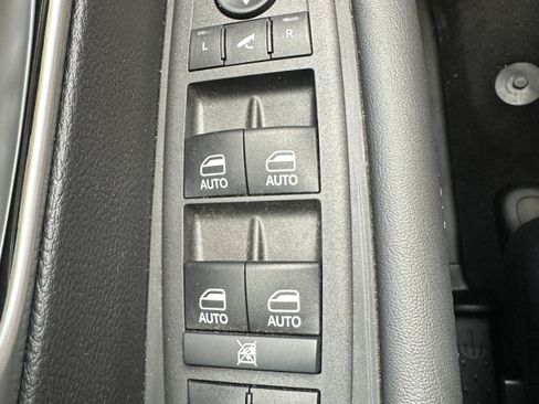 Used 2024 Chrysler Pacifica Limited w/ S Appearance Package FWD image 29
