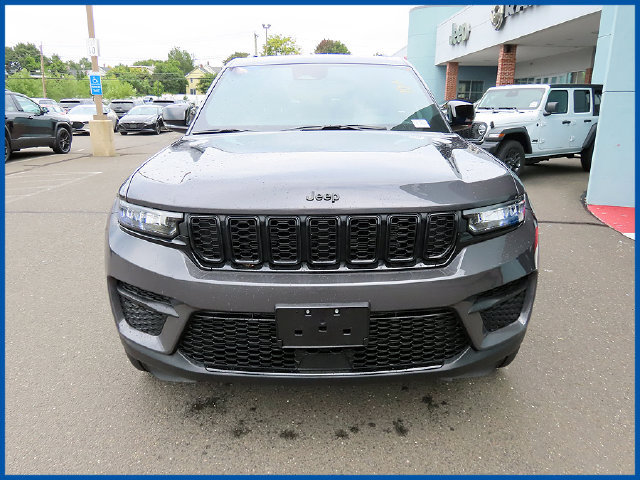 Used 2025 Jeep Grand Cherokee Altitude AWD/4WD image 2