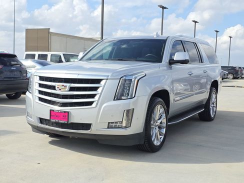 Used 2020 Cadillac Escalade ESV Luxury image 2