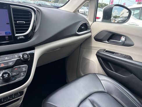 Used 2023 Chrysler Pacifica Touring-L FWD image 38