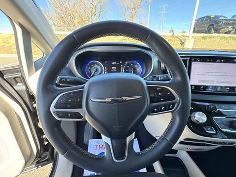 Used 2022 Chrysler Pacifica Touring-L image 11