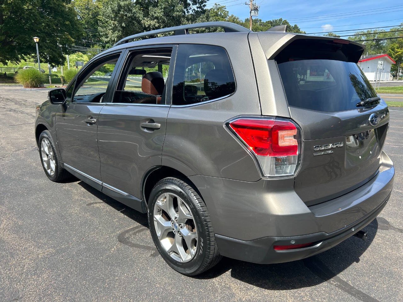 Used 2017 Subaru Forester 2.5i Touring AWD/4WD image 3