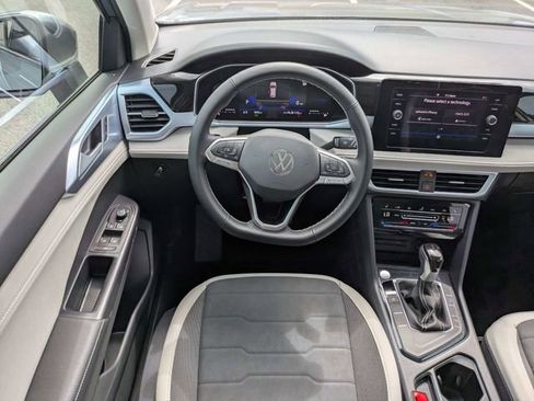 Used 2025 Volkswagen Taos SE FWD image 16