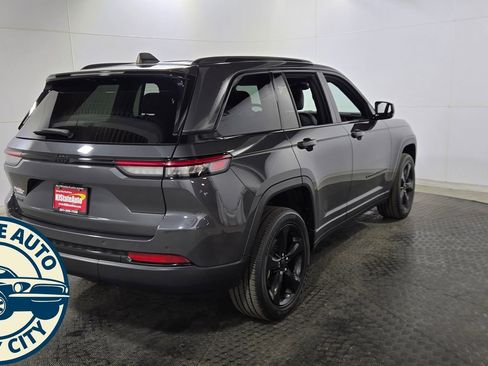 Used 2023 Jeep Grand Cherokee Altitude image 7