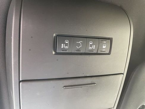 Used 2019 Dodge Grand Caravan SXT image 9