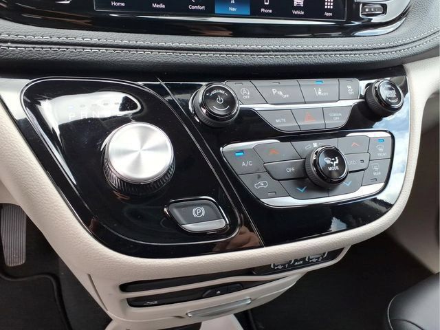 Used 2024 Chrysler Pacifica Touring-L w/ Uconnect Theater Family Group AWD/4WD image 27