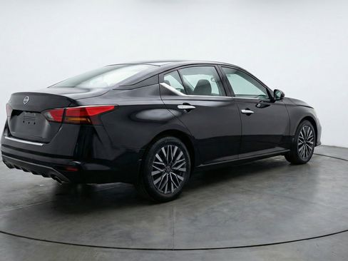 Used 2025 Nissan Altima 2.5 SV image 9