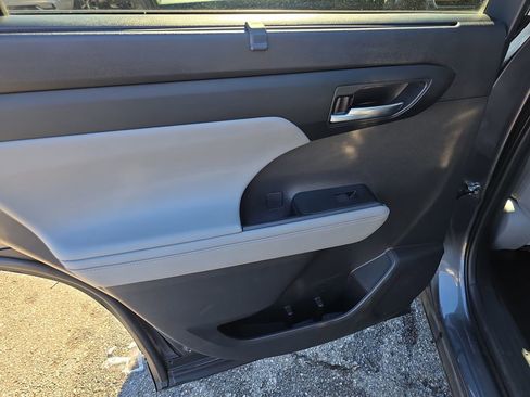Used 2021 Toyota Highlander XLE image 17
