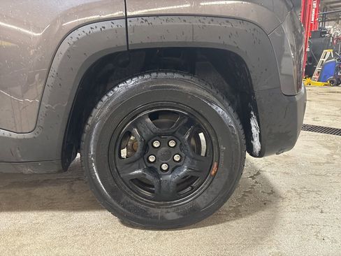 Used 2018 Jeep Renegade Sport w/ Power & Air Group image 32