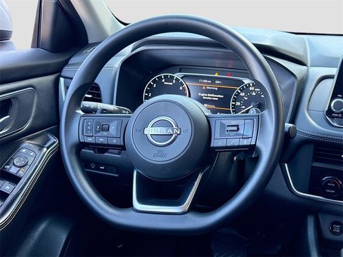 Used 2024 Nissan Rogue SV image 17