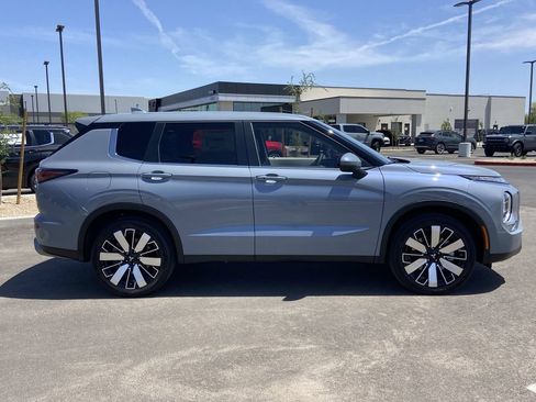 New 2026 Mitsubishi Outlander SE FWD image 2