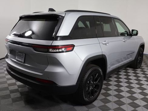 Used 2025 Jeep Grand Cherokee Altitude AWD/4WD image 8