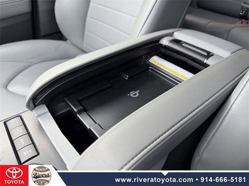 Used 2020 Toyota Highlander XLE image 23