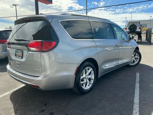 Used 2020 Chrysler Pacifica Limited image 3