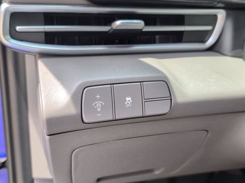 Used 2025 Hyundai Elantra SEL FWD image 31