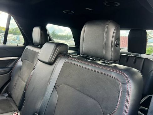 Used 2018 Ford Explorer XLT w/ Equipment Group 202A AWD/4WD image 19