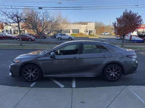 Used 2023 Toyota Camry SE image 5