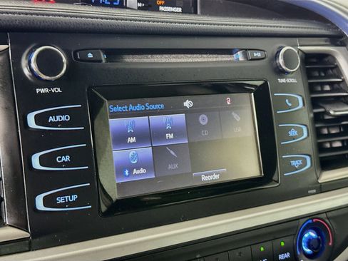 Used 2018 Toyota Highlander LE FWD image 16