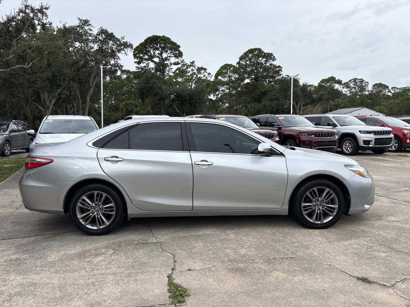 Used 2015 Toyota Camry SE w/ Moonroof Package FWD image 2