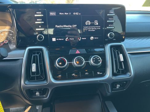 Used 2023 Kia Sorento LX image 18