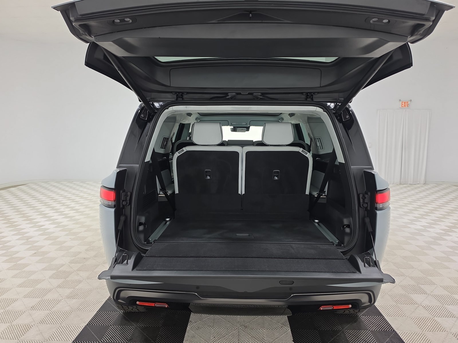 Used 2025 Rivian R1S Adventure Dual AWD/4WD image 15