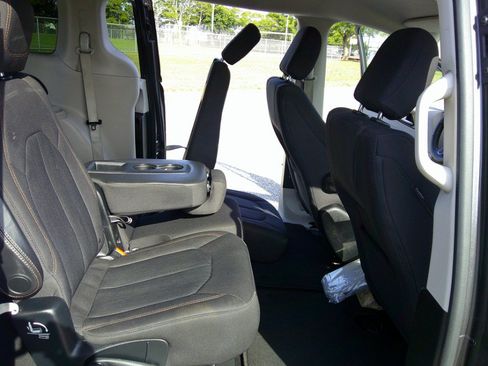 Used 2017 Chrysler Pacifica LX FWD image 50