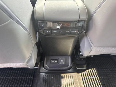 Used 2025 Toyota Highlander Platinum AWD/4WD image 17