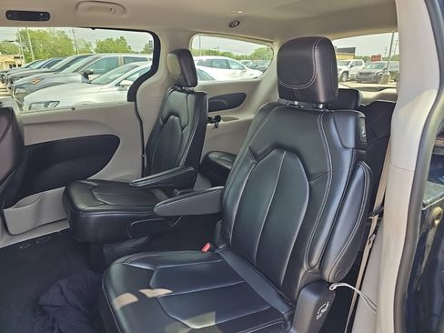 Used 2023 Chrysler Pacifica Touring-L FWD image 13
