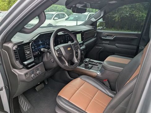 Used 2025 Chevrolet Silverado 1500 High Country w/ Technology Package AWD/4WD image 13