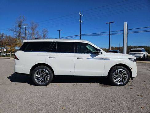 New 2025 Lincoln Navigator Reserve image 8