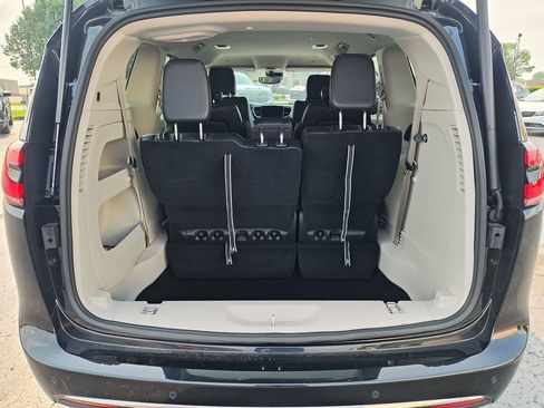 Used 2024 Chrysler Pacifica Touring-L FWD image 9