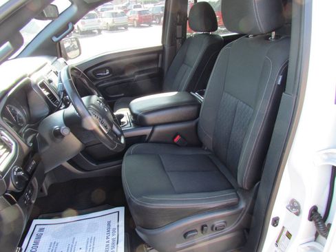 Used 2018 Nissan Titan SV w/ SV Convenience Package image 11