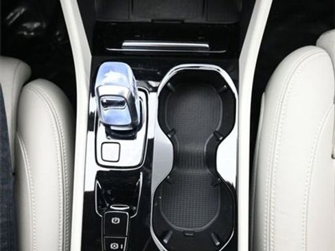 Used 2024 Volvo XC40 B5 Plus image 10