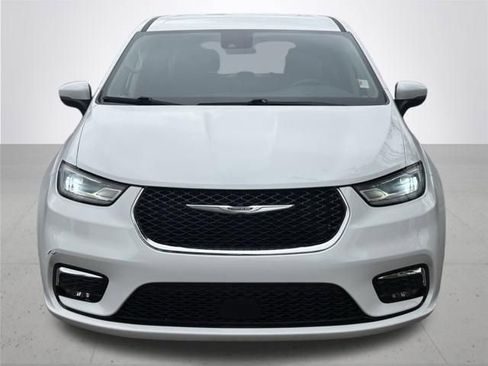 Used 2023 Chrysler Pacifica Touring-L FWD image 3