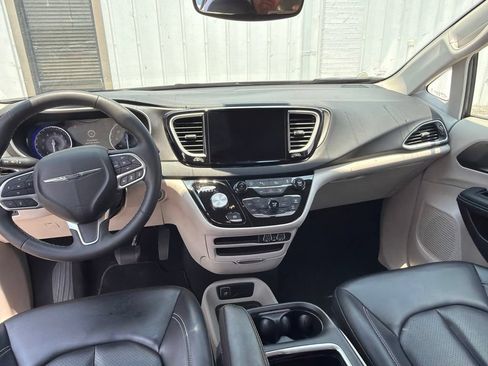 Used 2023 Chrysler Pacifica Touring-L FWD image 21