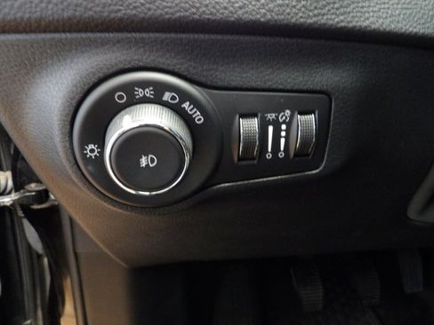 Used 2018 Jeep Compass Latitude w/ Cold Weather Group image 26