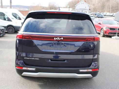Used 2022 Kia Carnival LX image 7