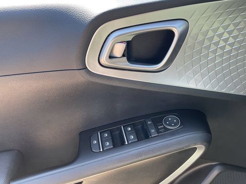 Used 2025 Kia Soul LX w/ LX Technology Package FWD image 25