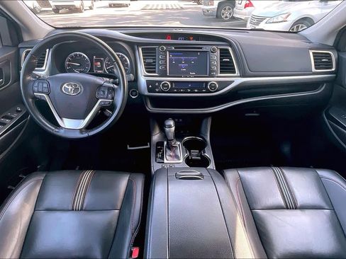 Used 2019 Toyota Highlander SE image 17