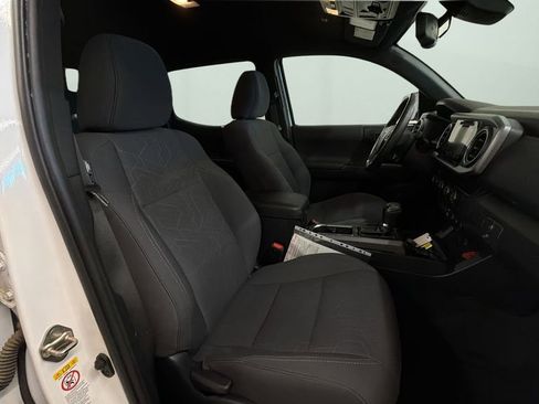 Used 2019 Toyota Tacoma TRD Off-Road w/ Technology Package AWD/4WD image 9