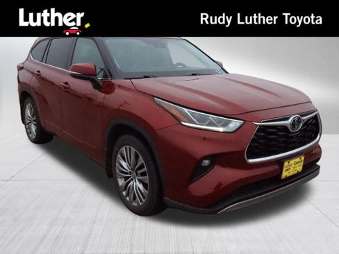 Used 2022 Toyota Highlander Platinum AWD/4WD image 1
