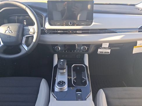 New 2026 Mitsubishi Outlander SE FWD image 11