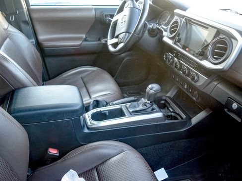 Used 2017 Toyota Tacoma Limited w/ Tow Package image 4