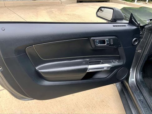 Used 2017 Ford Mustang Coupe RWD image 18