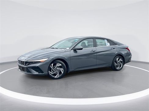 Used 2025 Hyundai Elantra Limited image 1