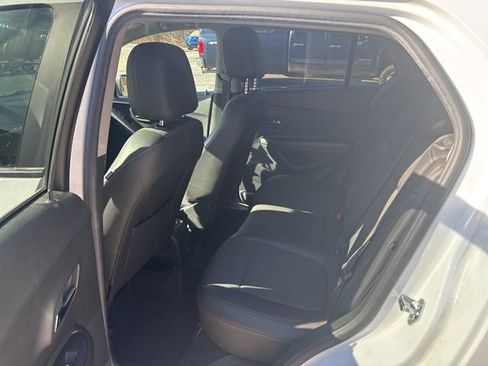 Used 2022 Chevrolet Trax LT w/ LT Convenience Package image 13